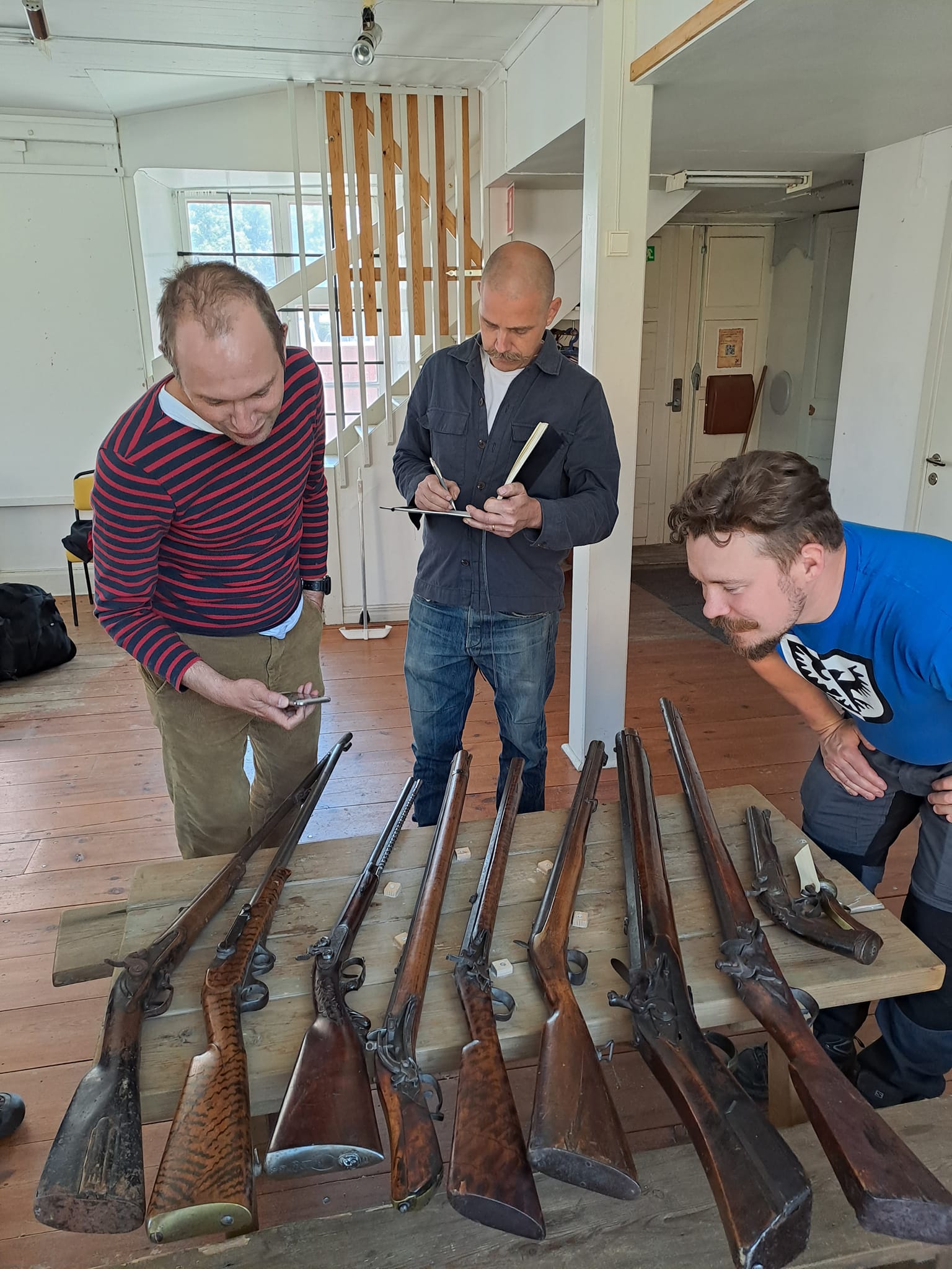 Deltagare övar historiskt skytte vid ett tält på skjutbanan.