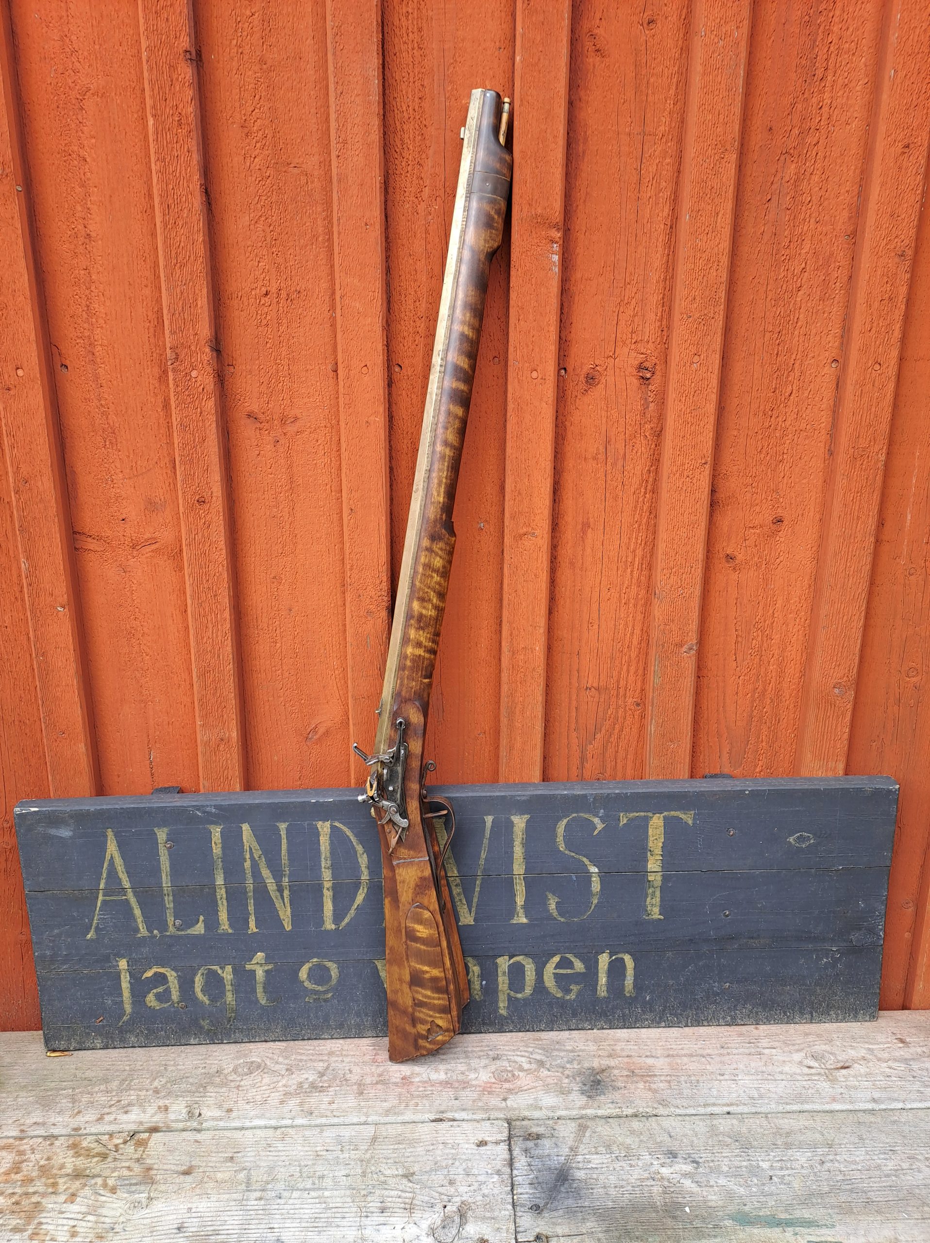 Ovanlig norrländsk flintsnapplåslodbössa med mässingspipa, bild 1 av 3