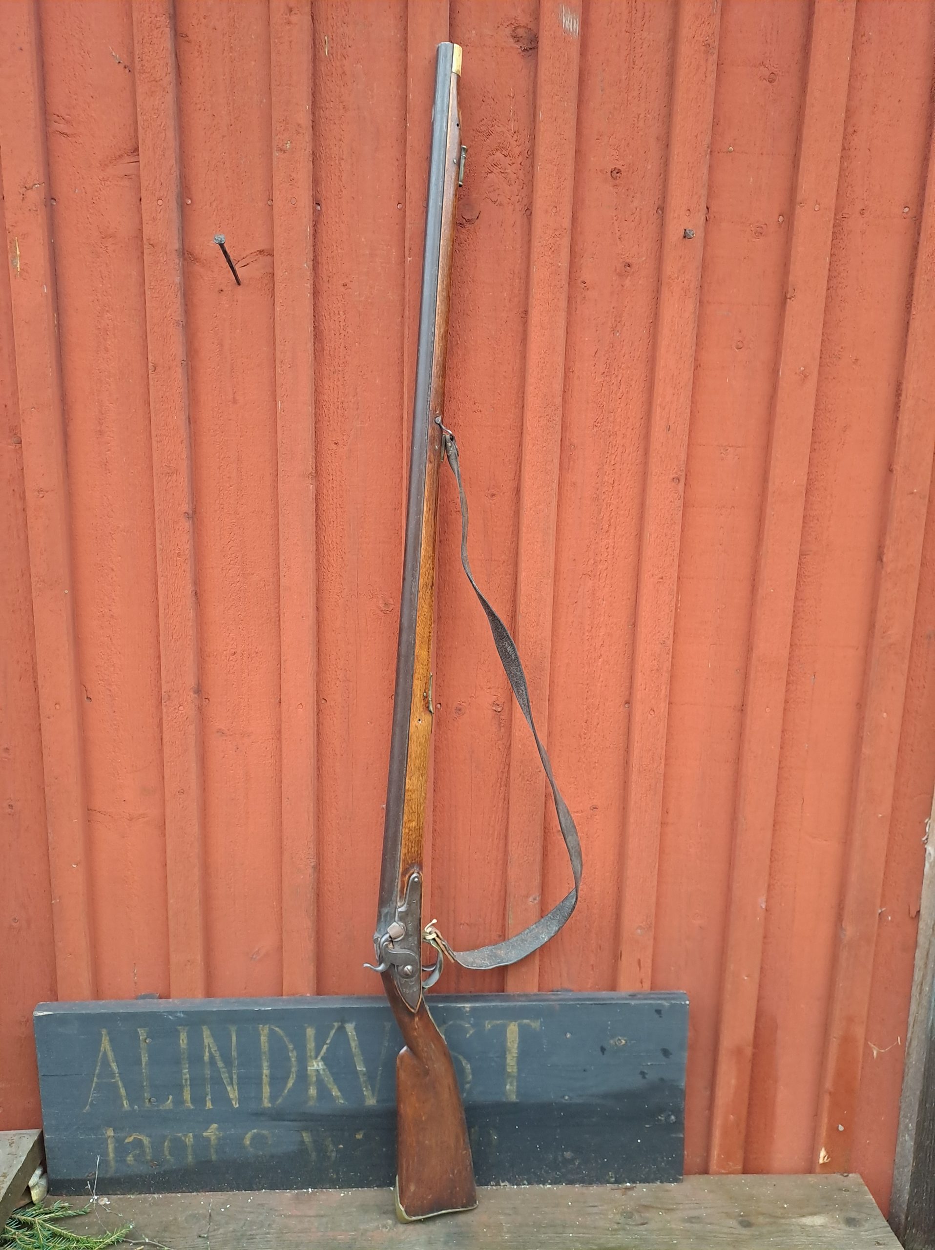 Svensk allmogebössa i fint skick, bild 1 av 3