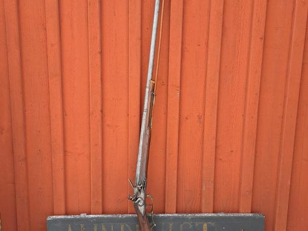 Tysk flintlåsbössa med 1600-talspipa.