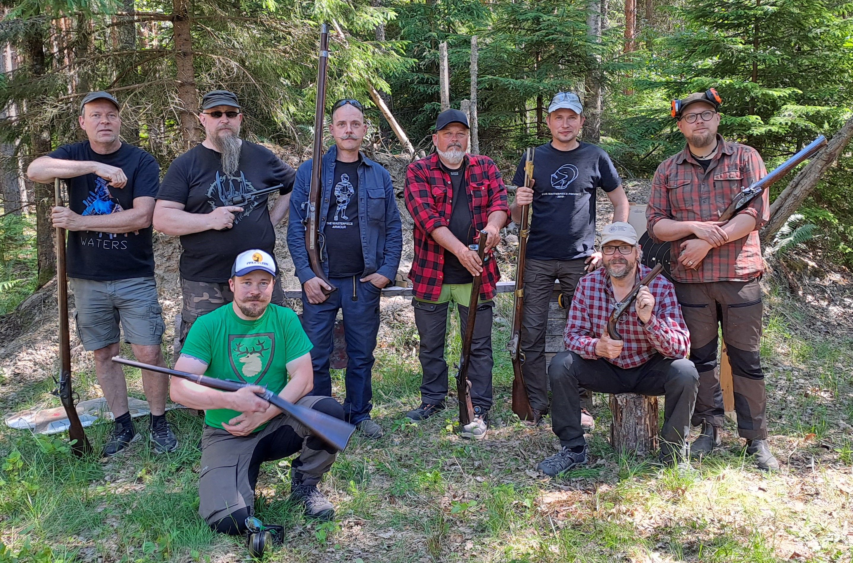 Deltagare på en tidigare kurs i historiskt skytte med antika vapen utomhus.