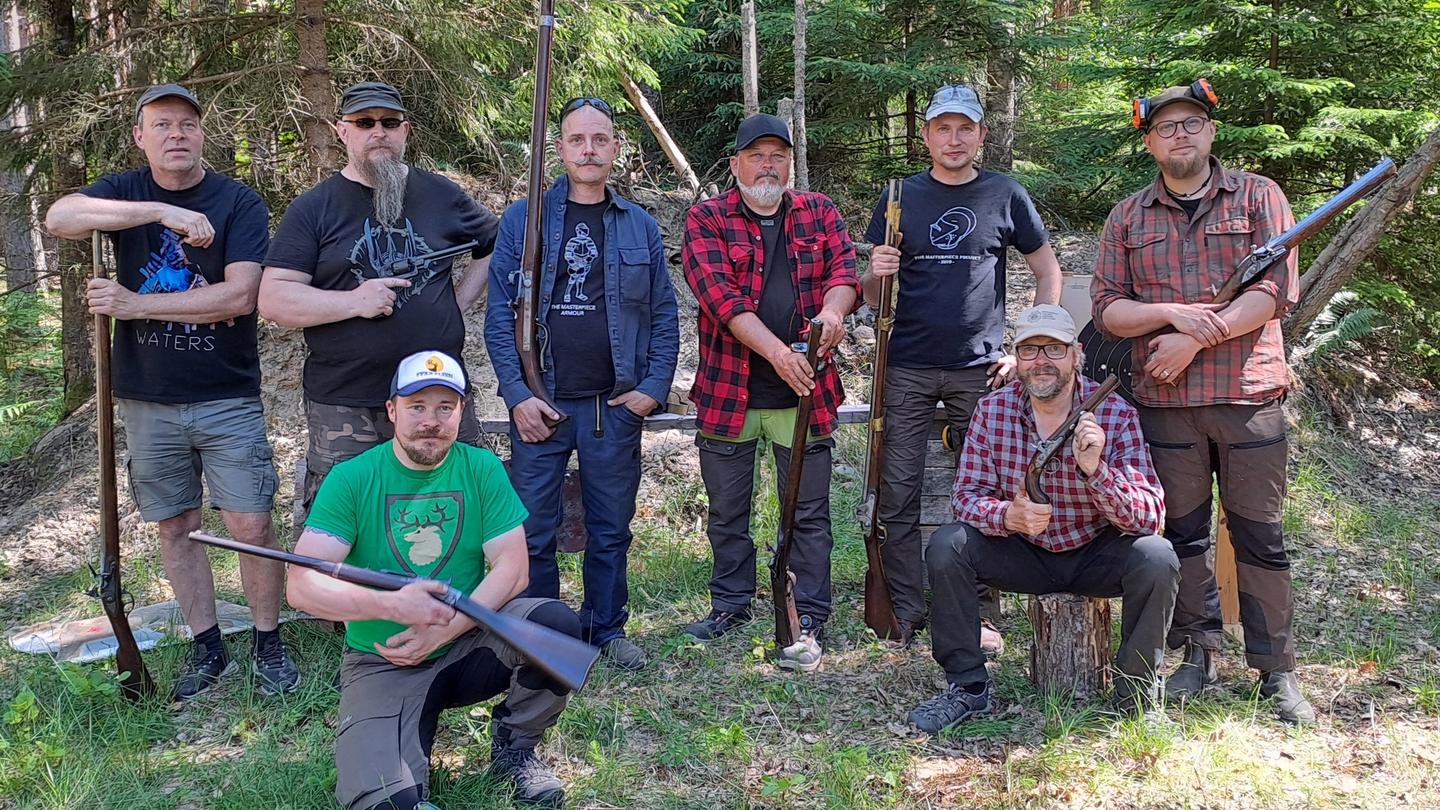 Deltagare på en tidigare kurs i historiskt skytte med antika vapen utomhus.