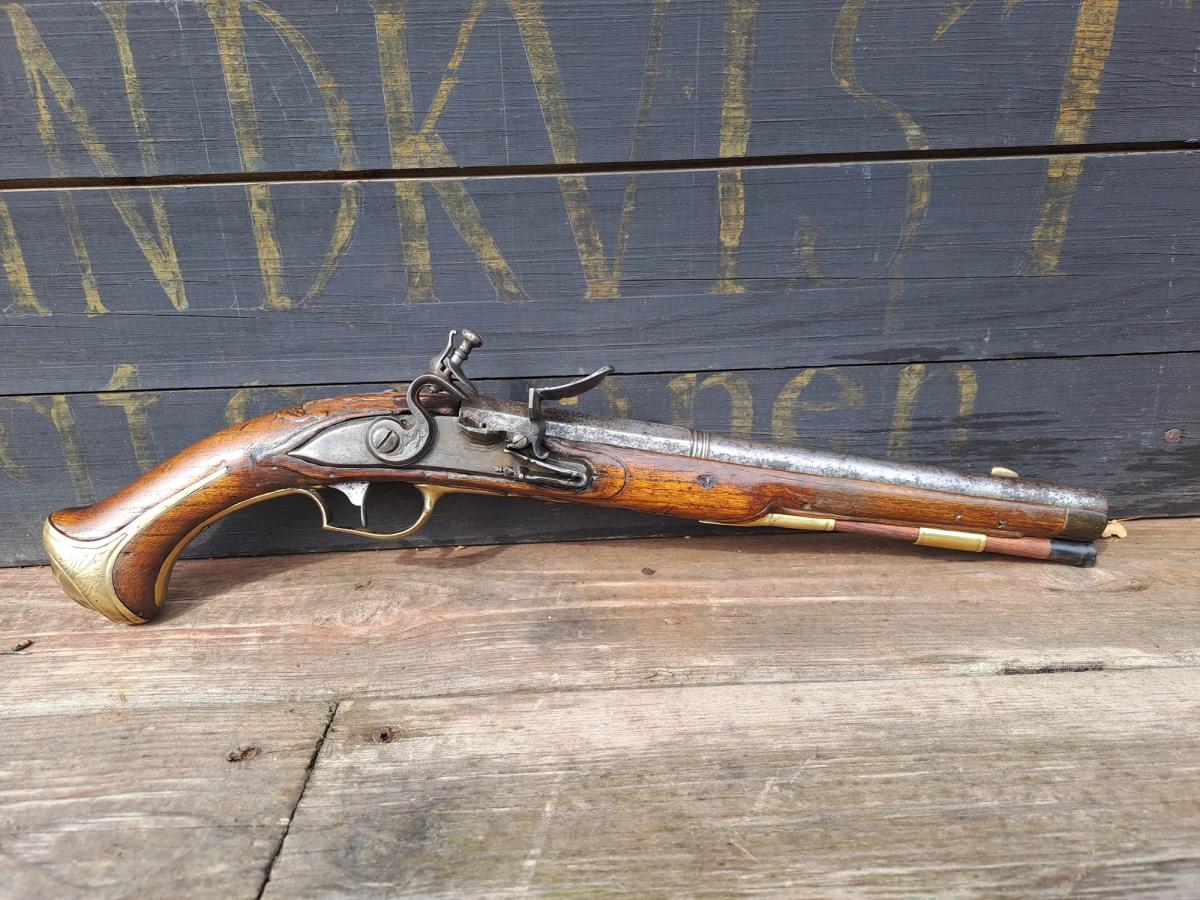 En Jönköpingstillverkad officerspistol ca 1740-1760, bild 1 av 3