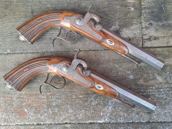 Belgiskt pistolpar i behändigt format