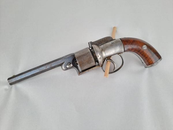 Tidig engelsk slaglåsrevolver i fint skick
