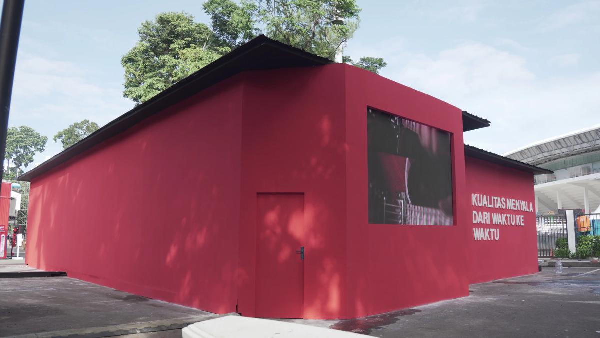 Tampak Samping Gudang Garam Merah Experience Booth at Berdendang Bergoyang 2022