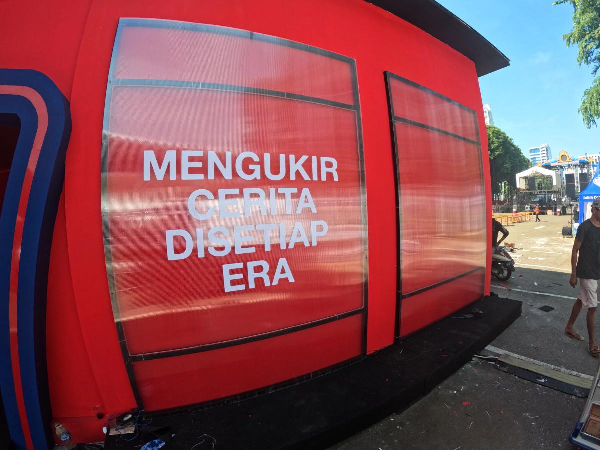 Entrance Gate Decoration Gudang Garam Merah Experience Booth at Berdendang Bergoyang 2022