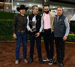 Apollitical Spanish with her winning connections from the Maiden Stakes. em>