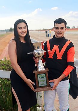 Jockey David Oliveira and his wife with the championship trophy of the III Derby.