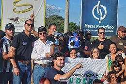 Victory photo with the São Matheus team.