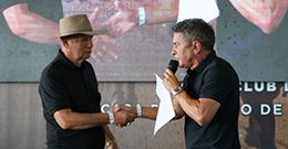Jonatas Dantas (on the right side of the image), now former president of the Jockey Club de Sorocaba, greets Jonathan Weisheimer, who has been sworn in as the new president.