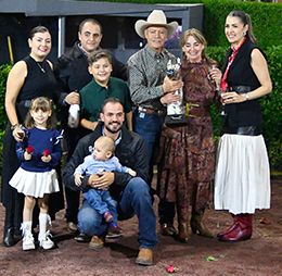 Rey De Manny’s breeder Abelardo Gallegos is joined by his family in the winner’s circle.