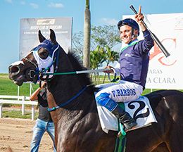 The jockey Vicente Barros and the filly Coronita In Red.