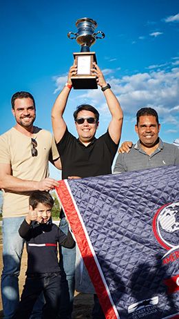With the champion’s trophy, owner Denis Ortigoza is joined by trainer Alan Mendes and veterinarian Dr. Bruno Oliveira.
