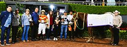 The winning connections of El Ilusionista Sr accept the Mexico Breeders’ Futurity trophy at the Hipodromo de las Americas on Sunday.