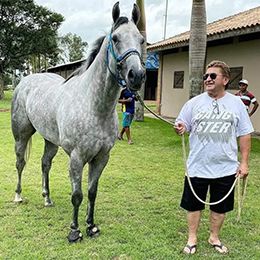 Fantastic Fly Apollo with his trainer Revail Rosa.