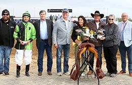 The winning connections of Tw Streakin Cowboy accept the Governors Stakes trophy at Horseshoe Indianapolis.