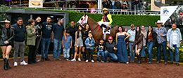 The connections of Princesa Bury accept the Mexican Bred Distaff Derby winning trophy at the Hipodromo de las Americas on Sunday.