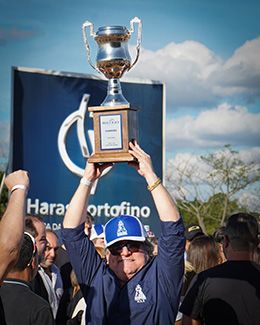 Owner Celso Alves de Alcântara with the Megarace champion's trophy.