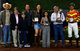 Buu’s connections accept the winning trophy in the Mexico Bred Futurity Challenge at the Hipodromo de las Americas on Sunday.