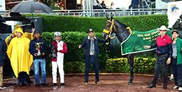 The winning connections of Br Chago accept the Subasta Selecta Derby trophy on Sunday.