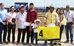The winning connections of Zoomin Feature accept the Gordon Mobley Futurity stakes trophy.