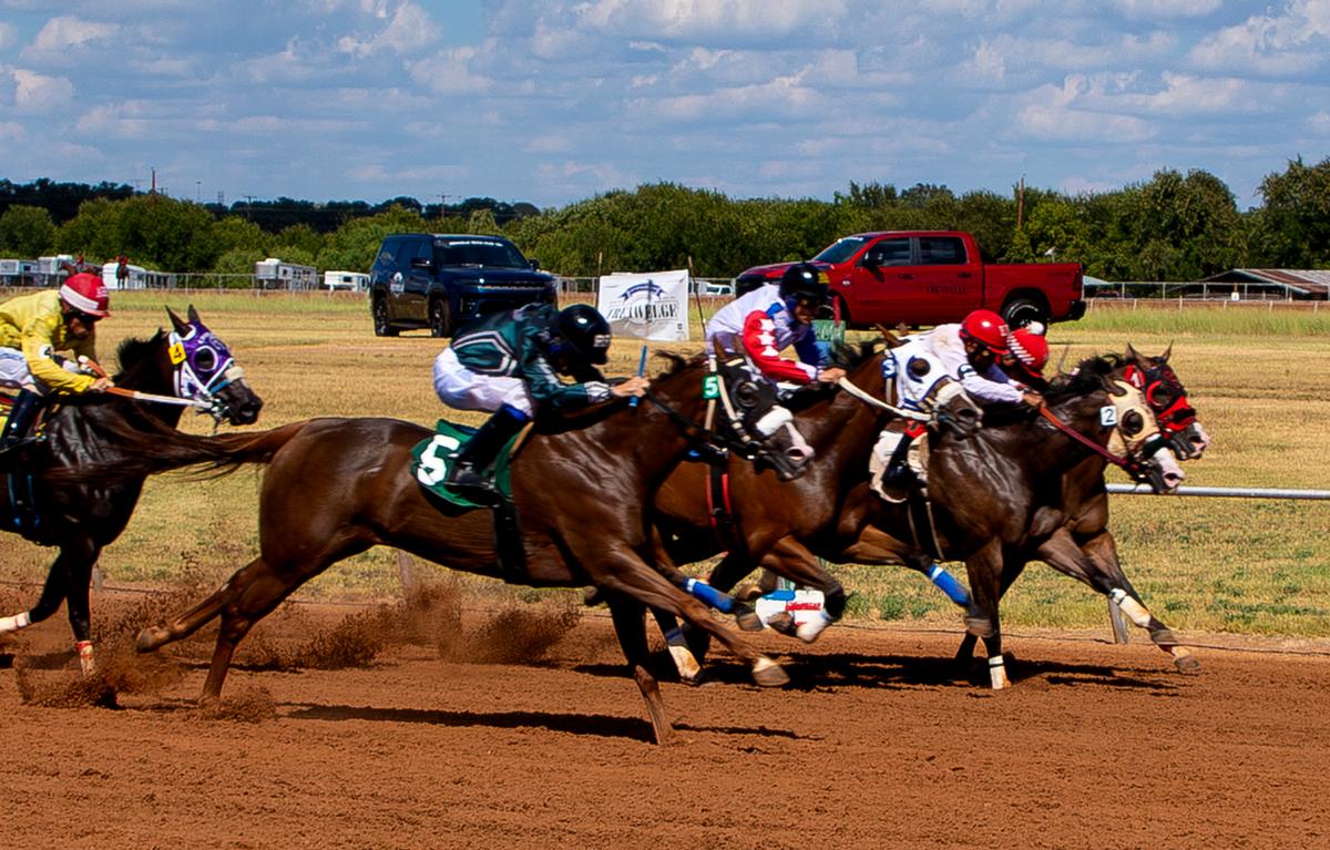 Celebratingtheeagle Prevails In Tight Finish In $35,500 Gillespie County Fair Oaks