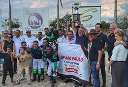 The champion connections of Mio Coraggio celebrate the São Paulo GP title, with legend Érico Braga lifting the trophy.