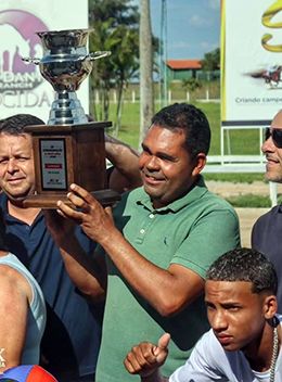 Trainer Alan Mendes with his eighth trophy earned in 2025