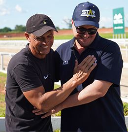 Trainer I. Nascimento alongside owner Roberto Sylvio Abdalla.