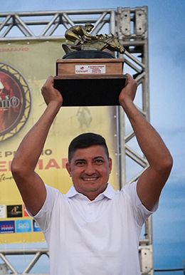 Multiple champion trainer “Berg” is all smiles with the winning trophy from the Haras Germano Championship.