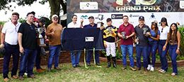 The entire championship team of the GP Fronteira Horse Show poses for the victory photo.