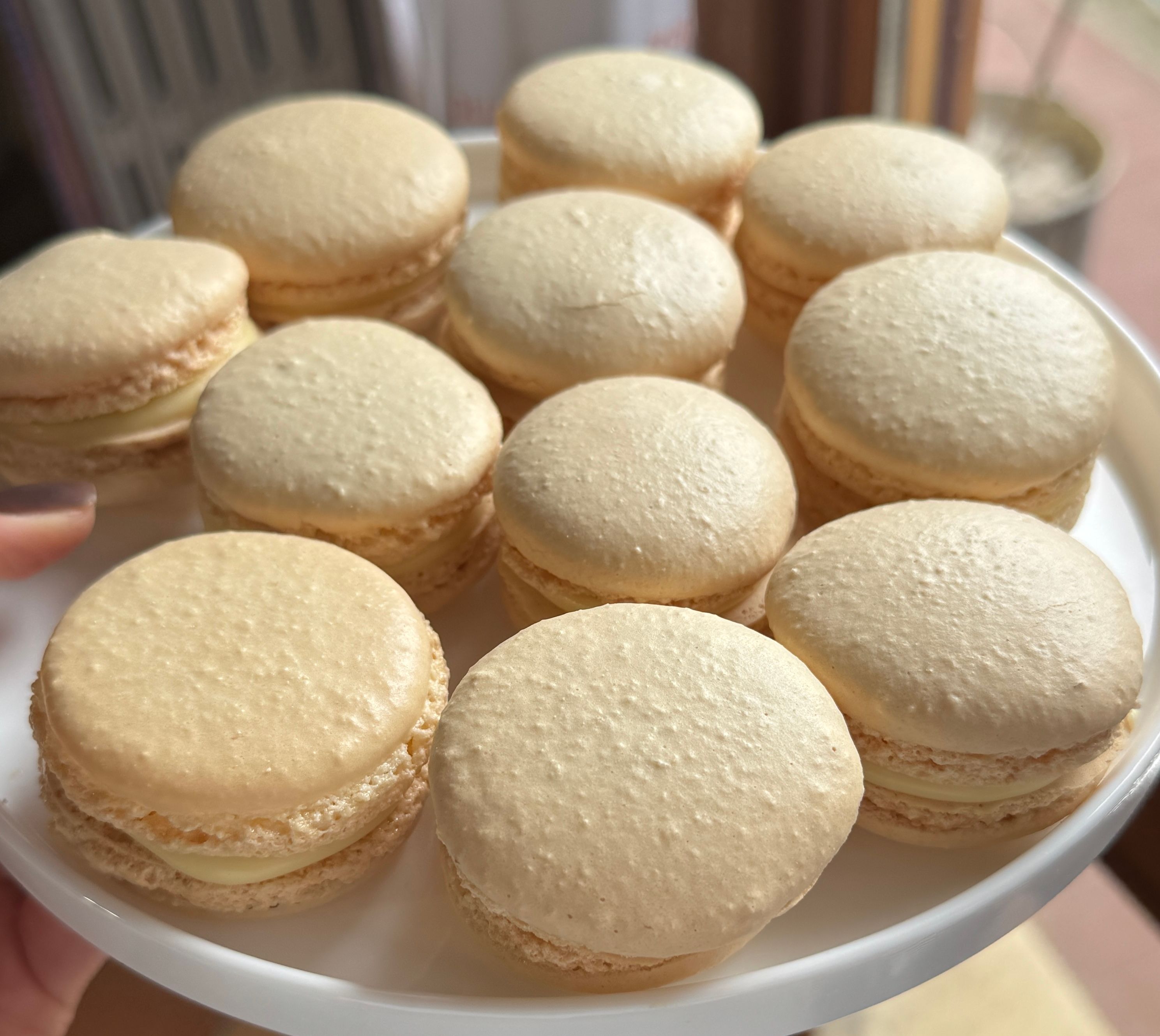 Macarons con ganache al cioccolato bianco e caramello salato