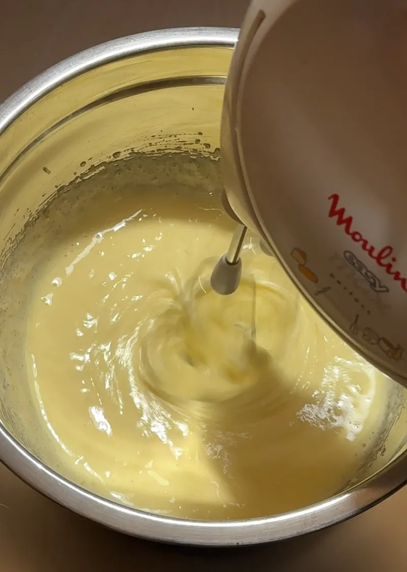 Whip the eggs and sugar