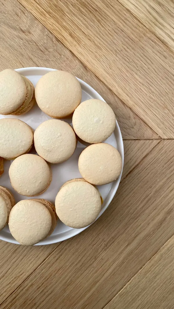 White chocolate and salted caramel macarons