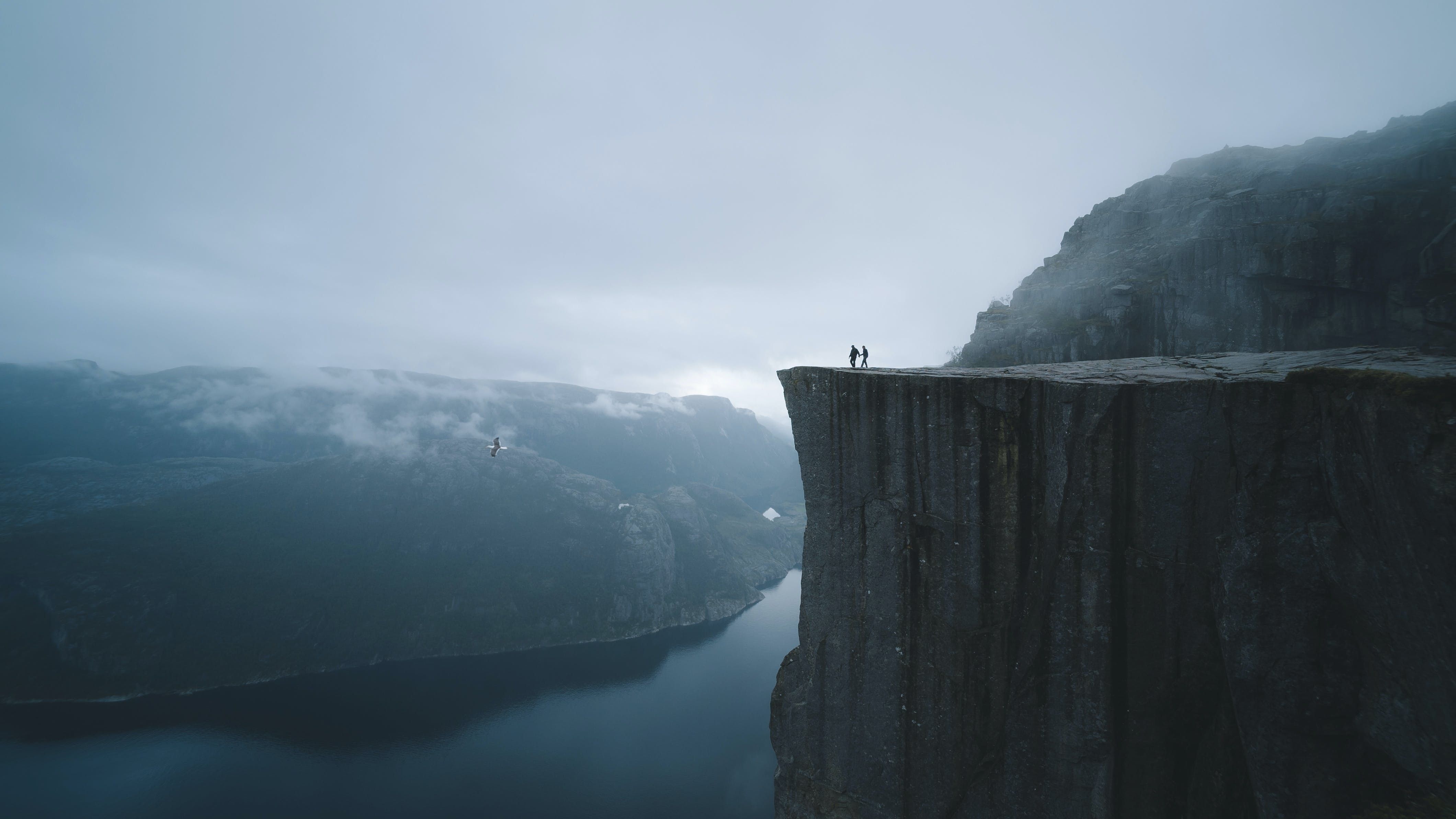 Image of people standing at Preikestolen.