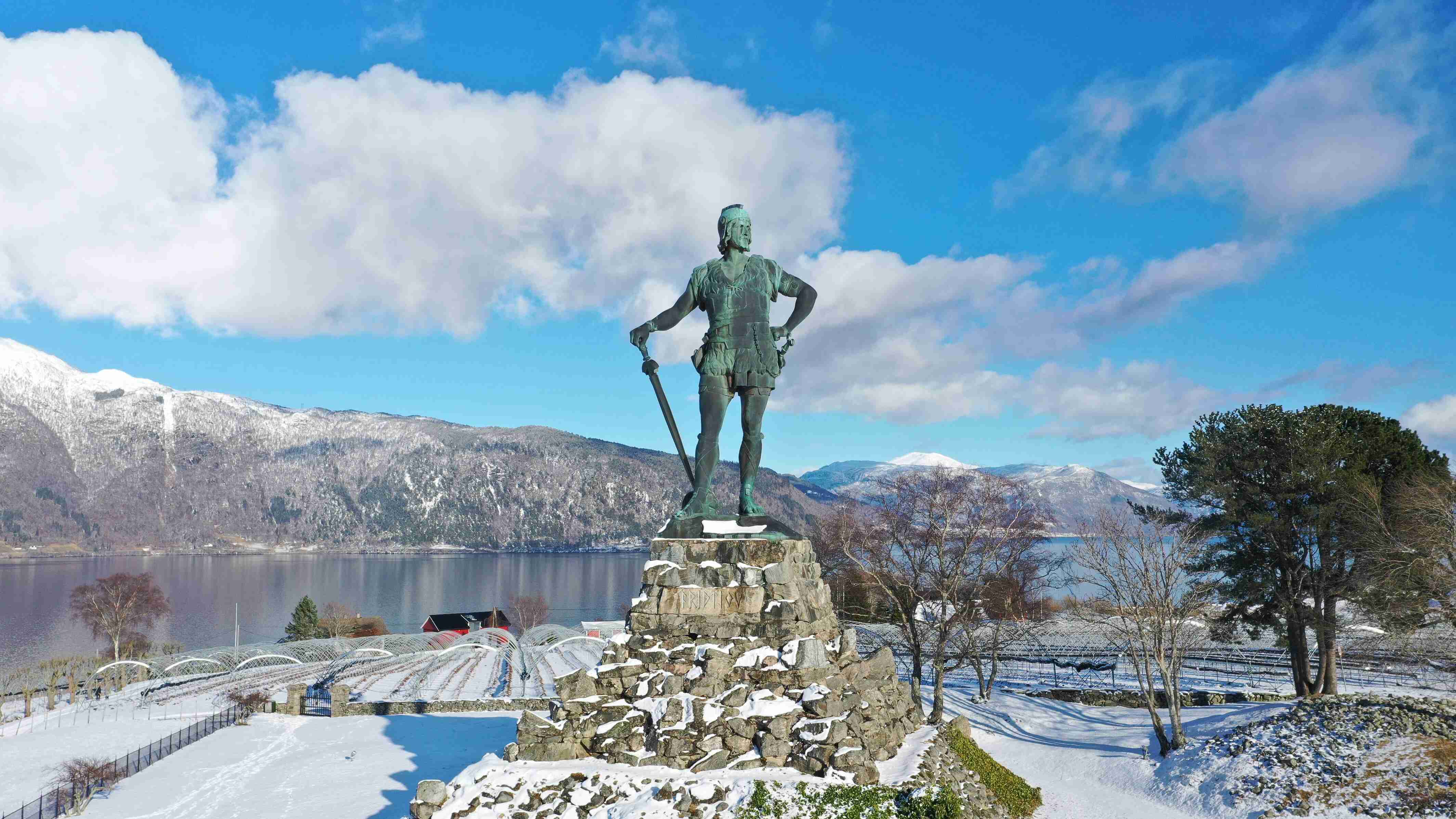 Statue of Fridtjof (Fridtjof den frøkne) on a pedestal with a clear blue sky.