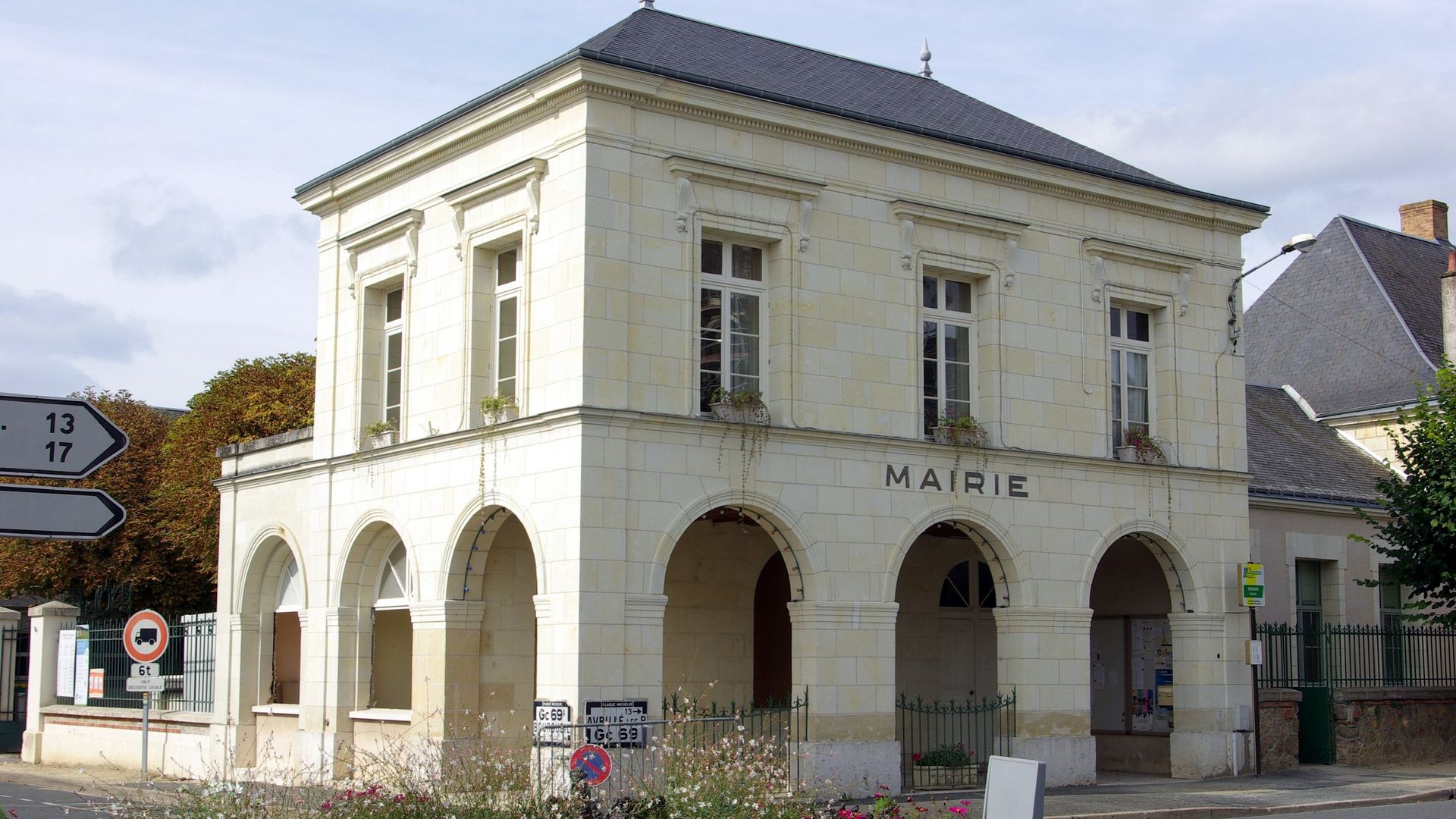 La mairie de Benais
