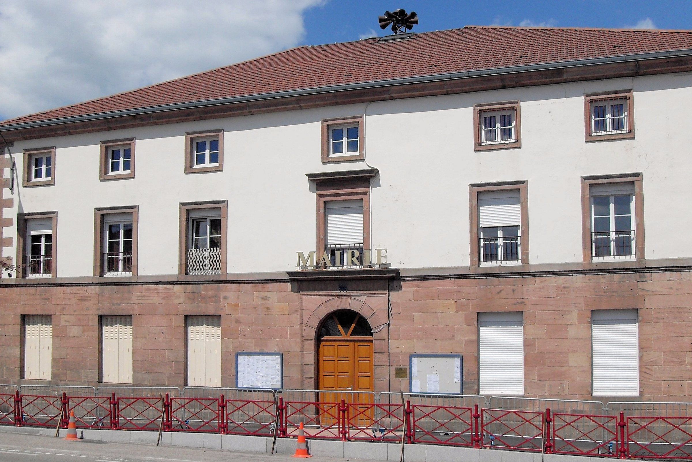 La mairie de Pouxeux