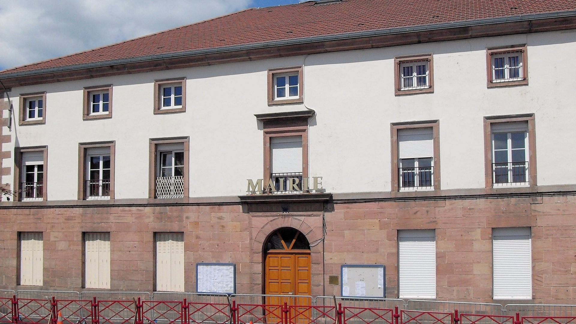 La mairie de Pouxeux