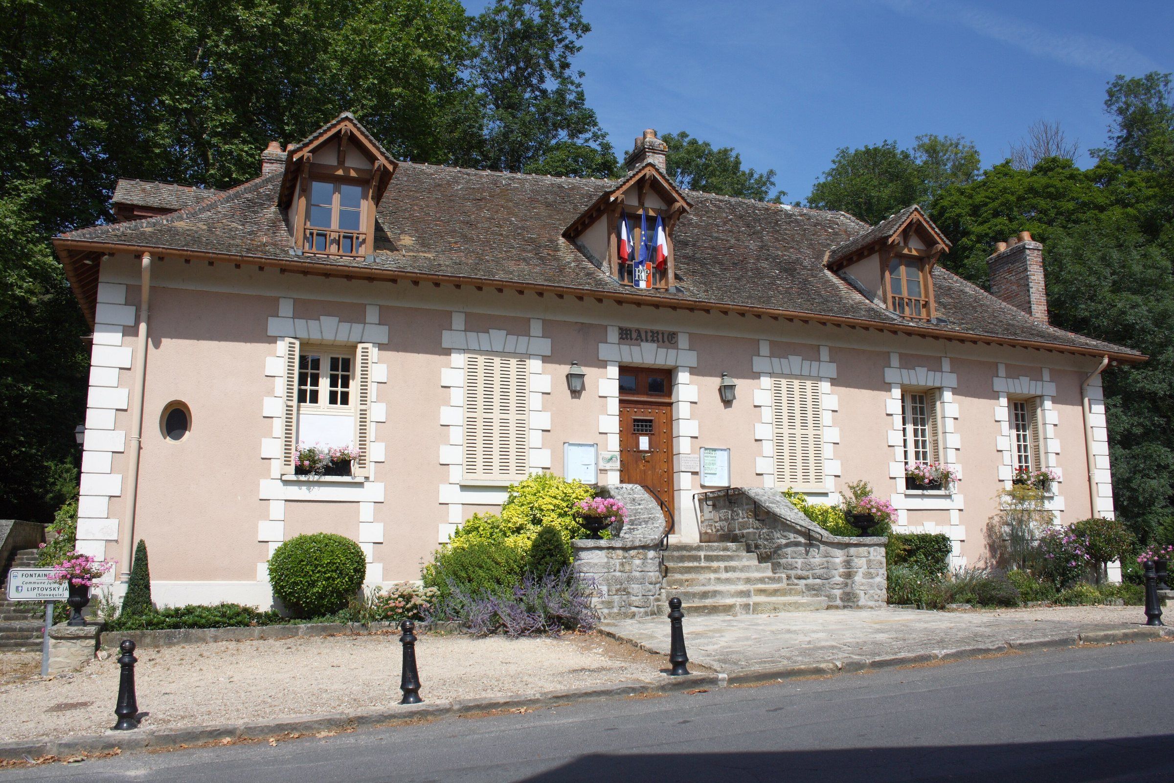 La mairie de Fontaine-le-Port