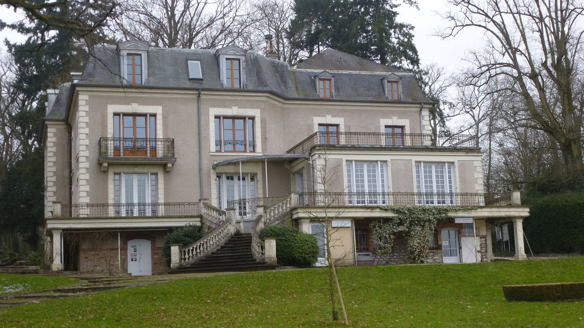 La mairie de Bois-le-Roi