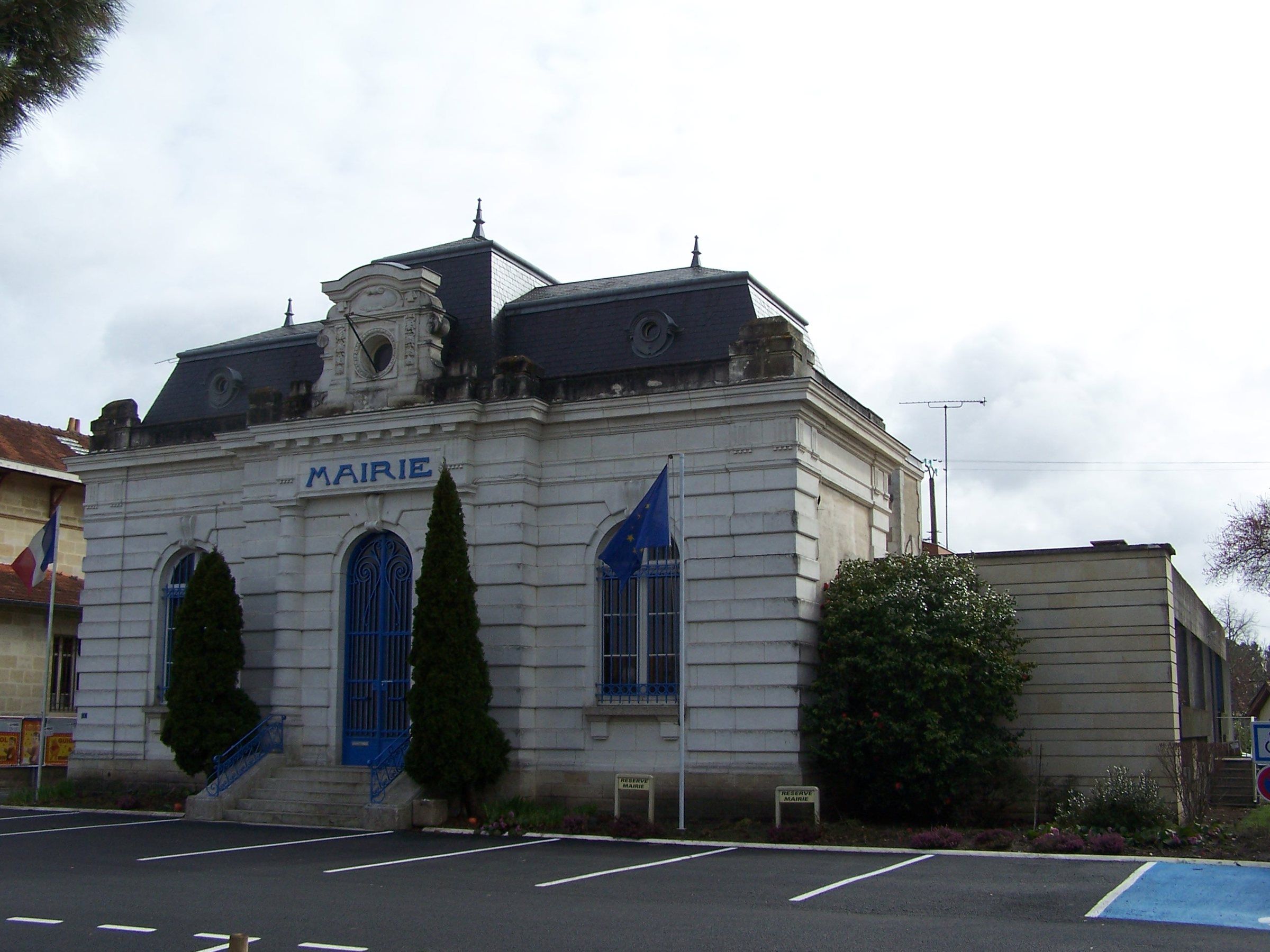 La mairie du Porge