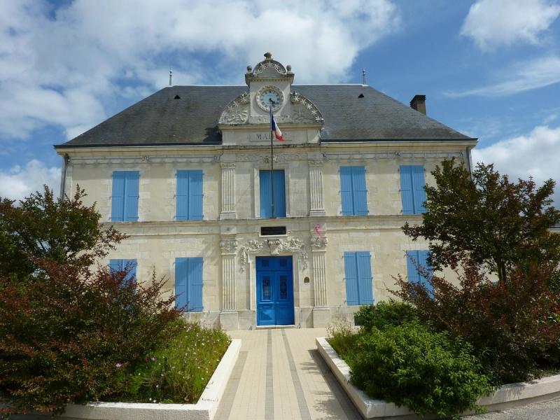 La mairie de Saint-Laurent-de-la-Prée