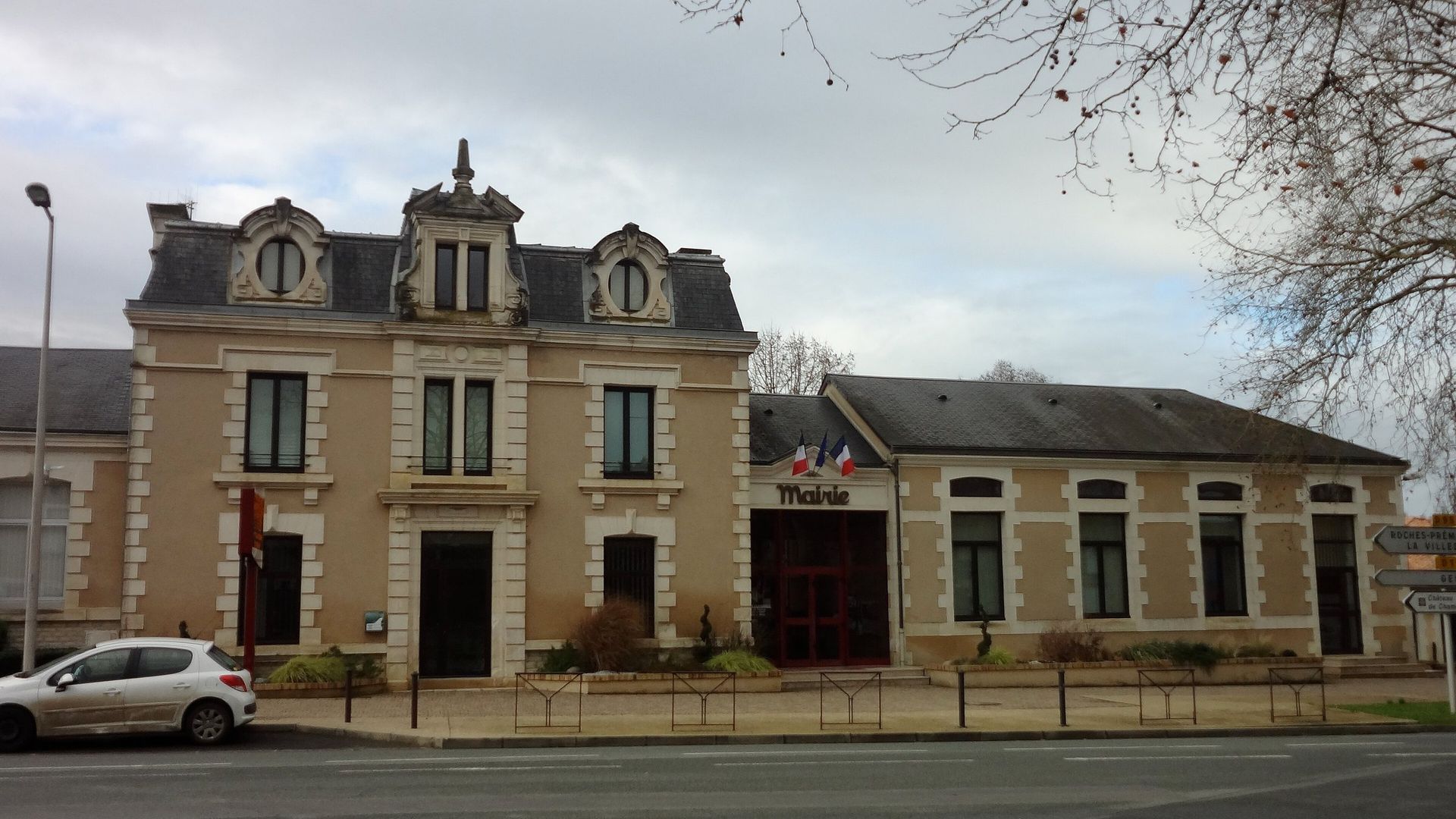 La mairie de Nieuil-l'Espoir
