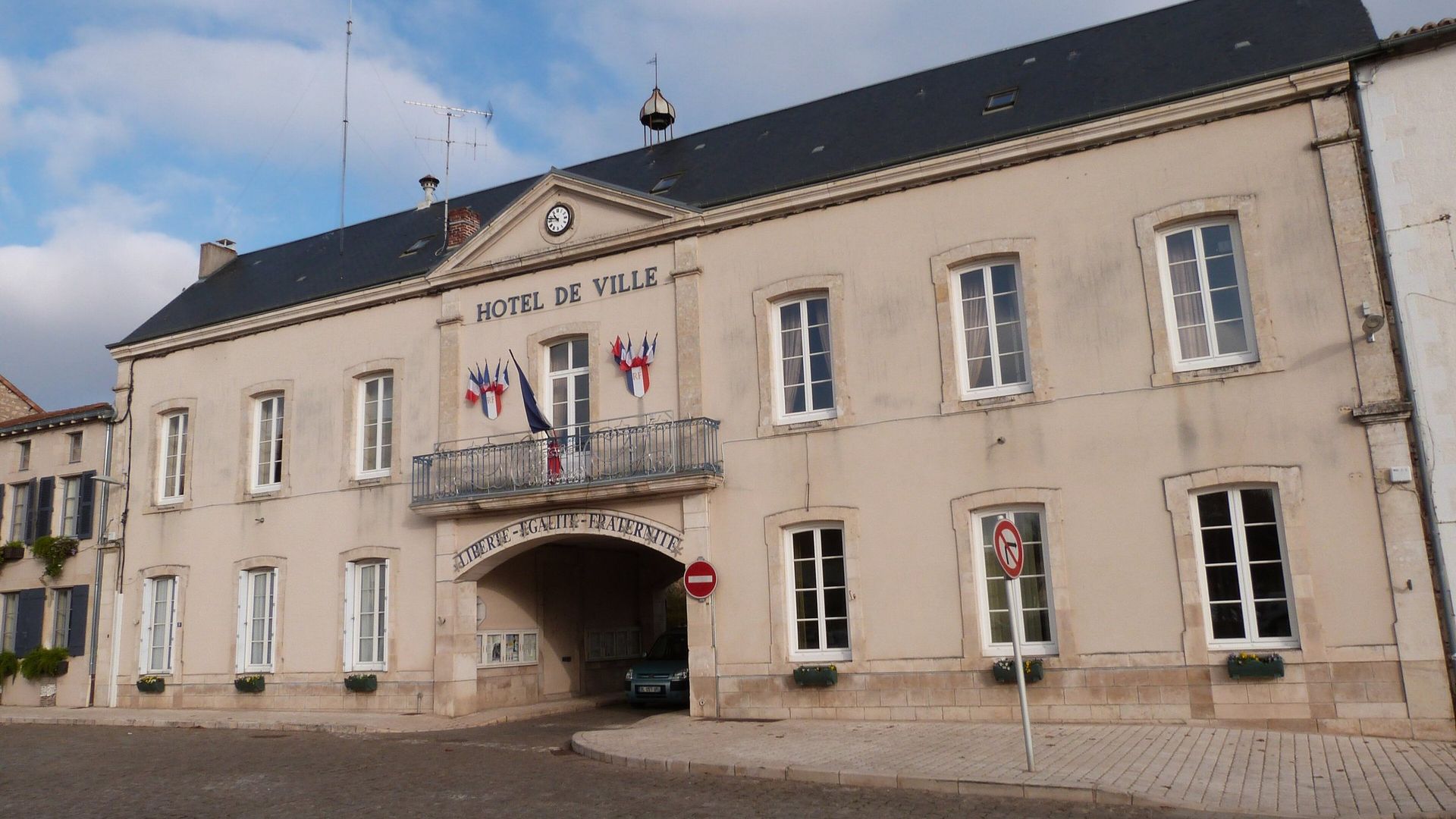 La mairie de Lussac-les-Châteaux