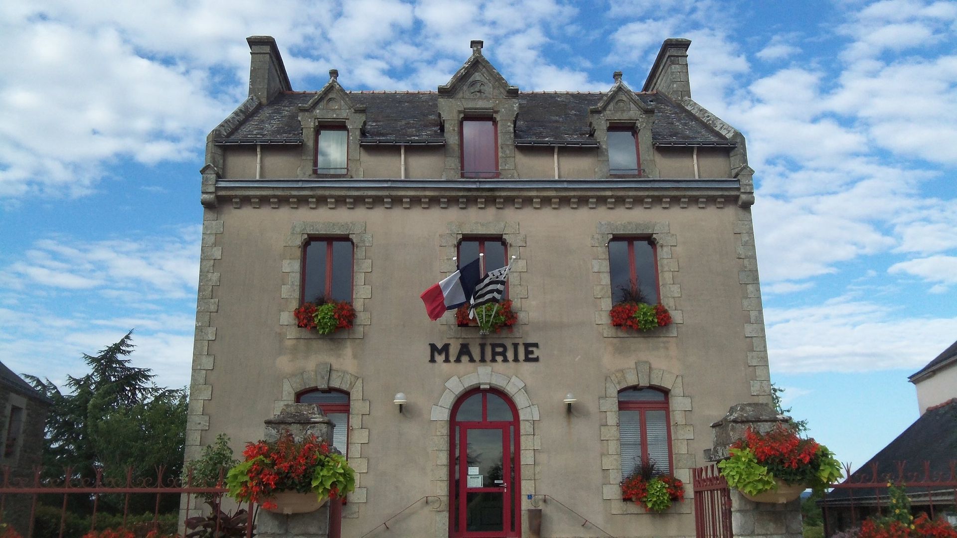 La mairie de Loyat