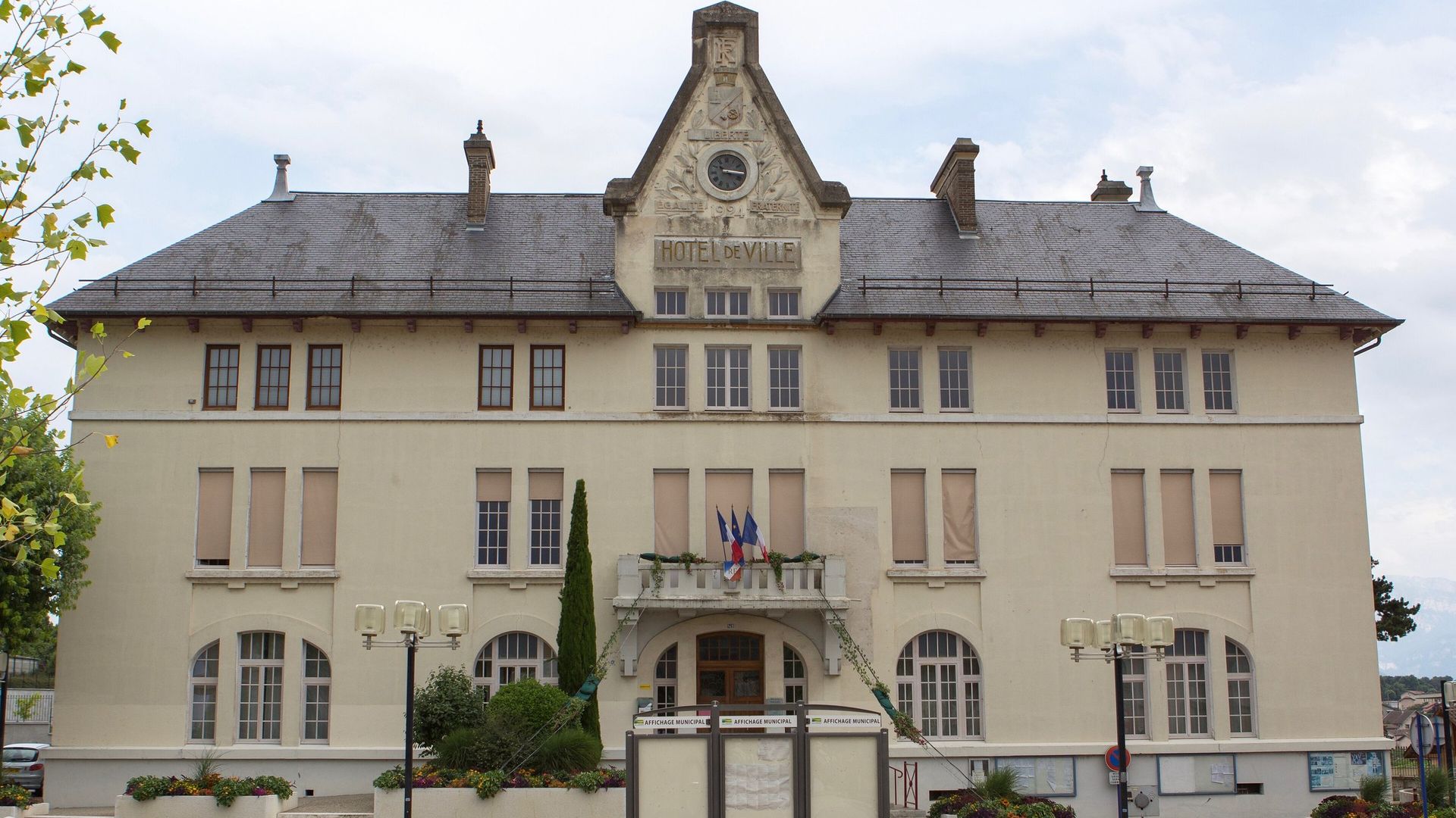 La mairie de Rives