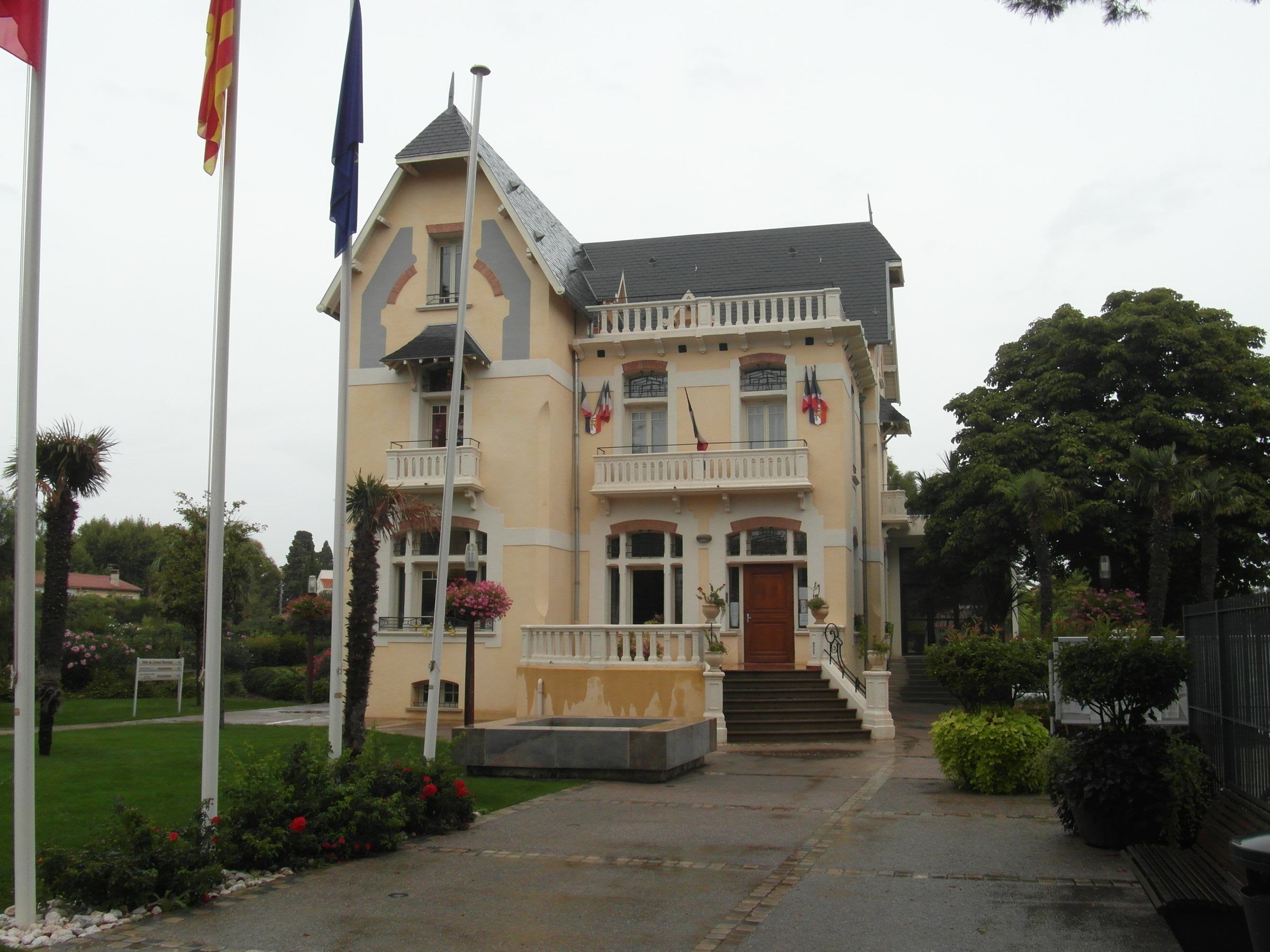 La mairie de Pézilla-la-Rivière