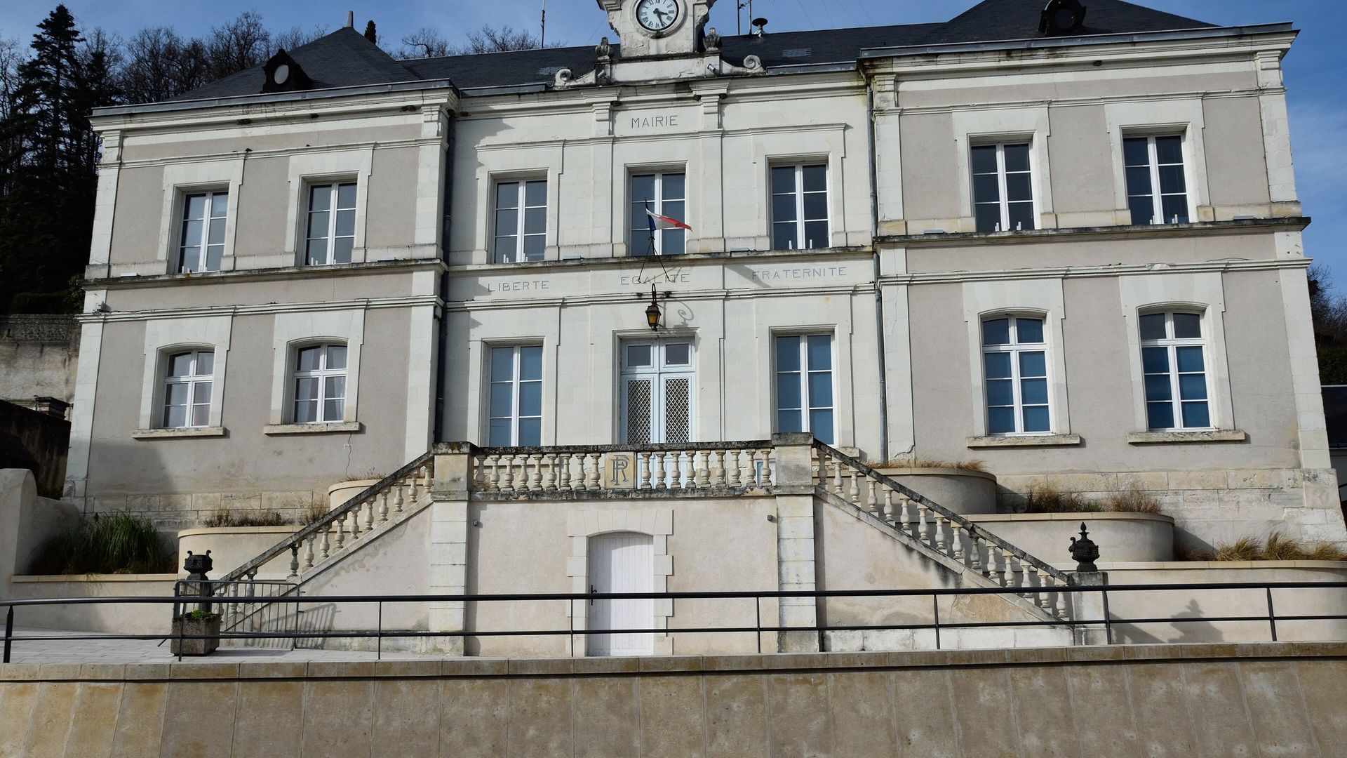 La mairie de Nazelles-Négron